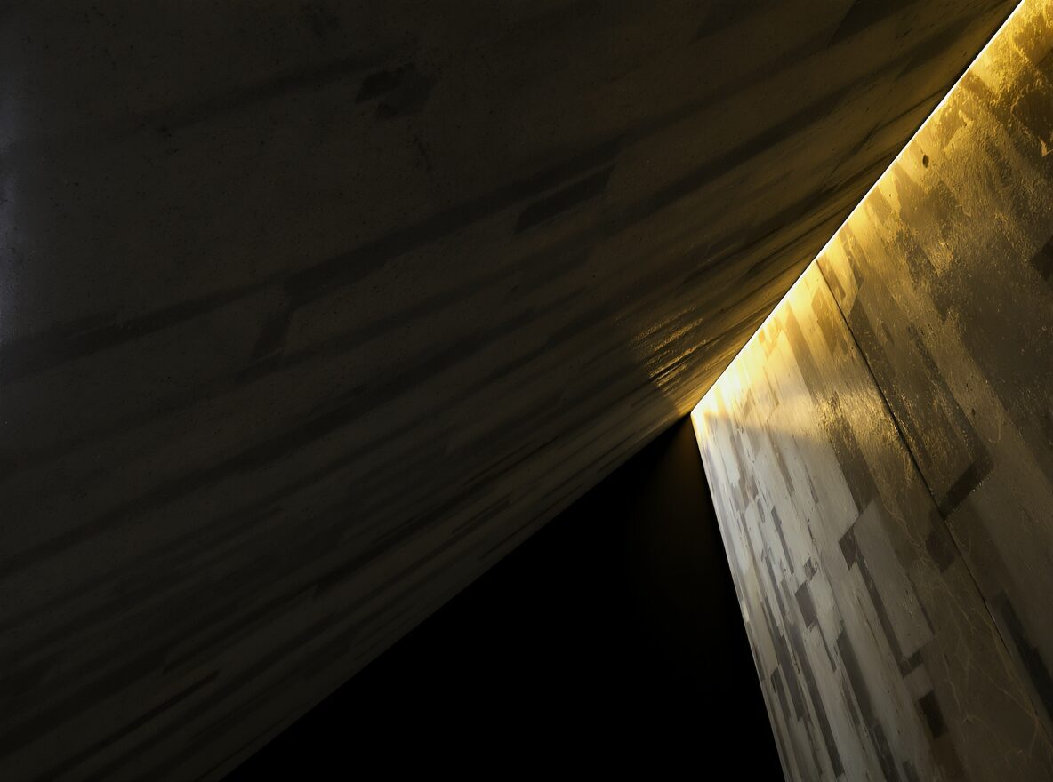 Vue en contre-plongée de l'envers d'un escalier en béton, lignes diagonales